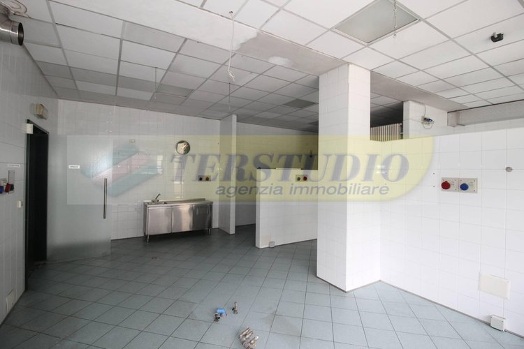 Locale Commerciale Pontida