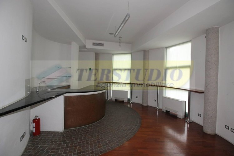 Locale Commerciale Pontida