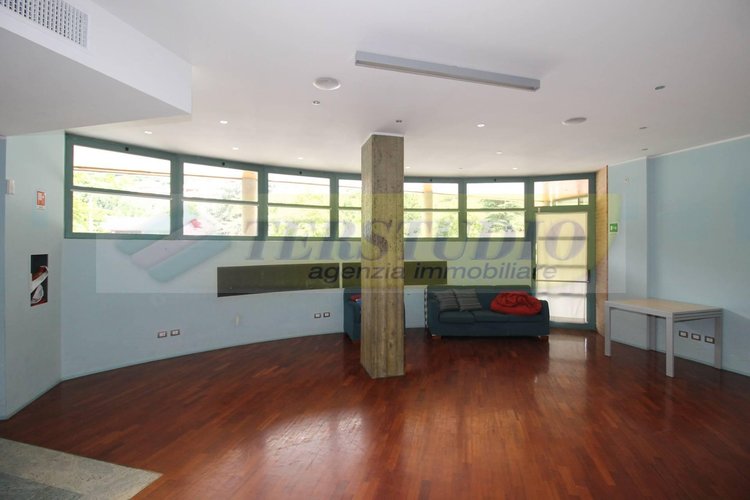 Locale Commerciale Pontida