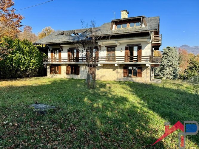 Panoramica villa singola immersa nel verde con terreno Cisano Bergamasco