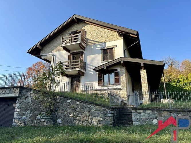 Panoramica villa singola immersa nel verde con terreno Cisano Bergamasco