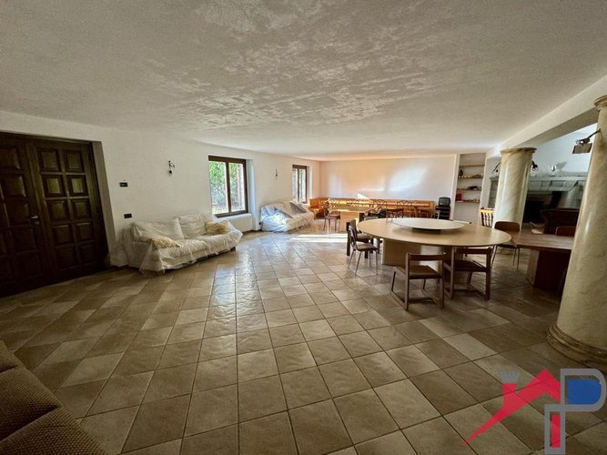 Panoramica villa singola immersa nel verde con terreno Cisano Bergamasco