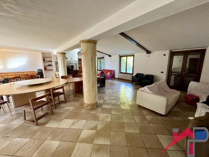 Panoramica villa singola immersa nel verde con terreno Cisano Bergamasco