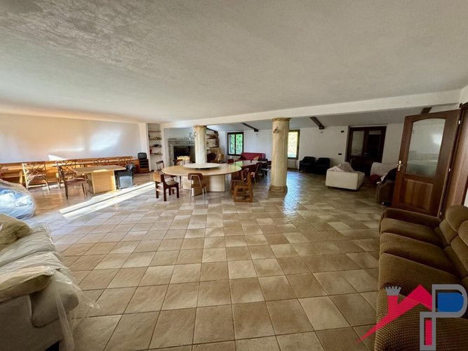 Panoramica villa singola immersa nel verde con terreno Cisano Bergamasco