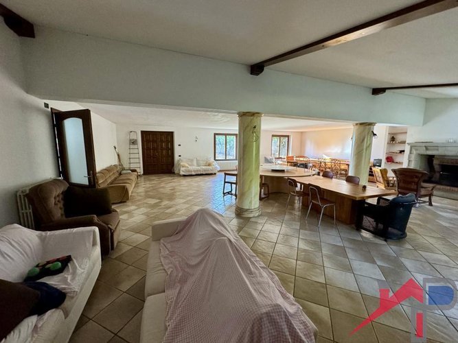 Panoramica villa singola immersa nel verde con terreno Cisano Bergamasco