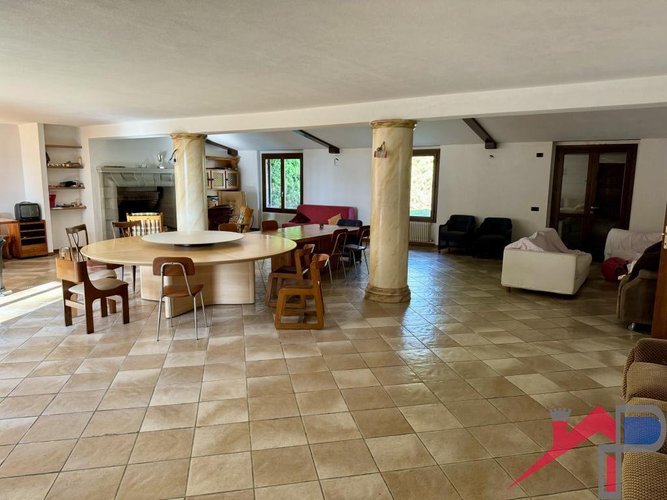 Panoramica villa singola immersa nel verde con terreno Cisano Bergamasco