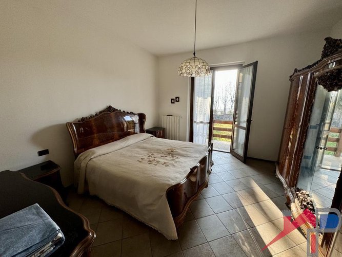 Panoramica villa singola immersa nel verde con terreno Cisano Bergamasco