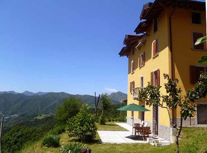 Costa Serina, vista a 360°, intero fabbricato ristrutturato con prato e bosco Costa Serina