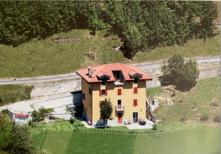 Costa Serina, vista a 360°, intero fabbricato ristrutturato con prato e bosco