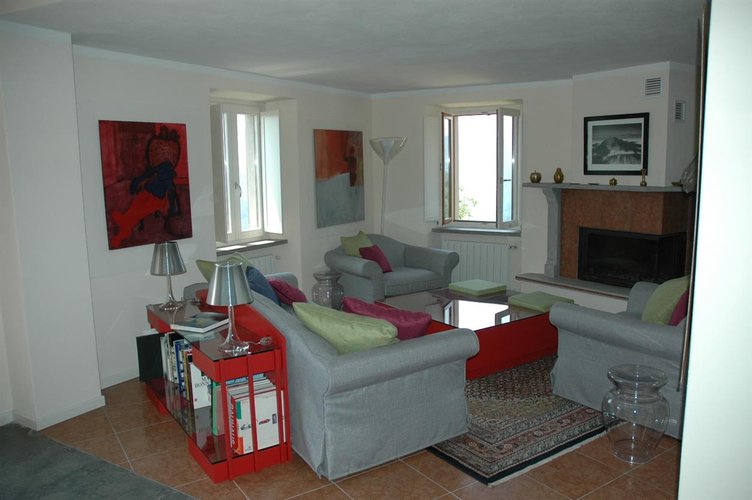 Costa Serina, vista a 360°, intero fabbricato ristrutturato con prato e bosco Costa Serina