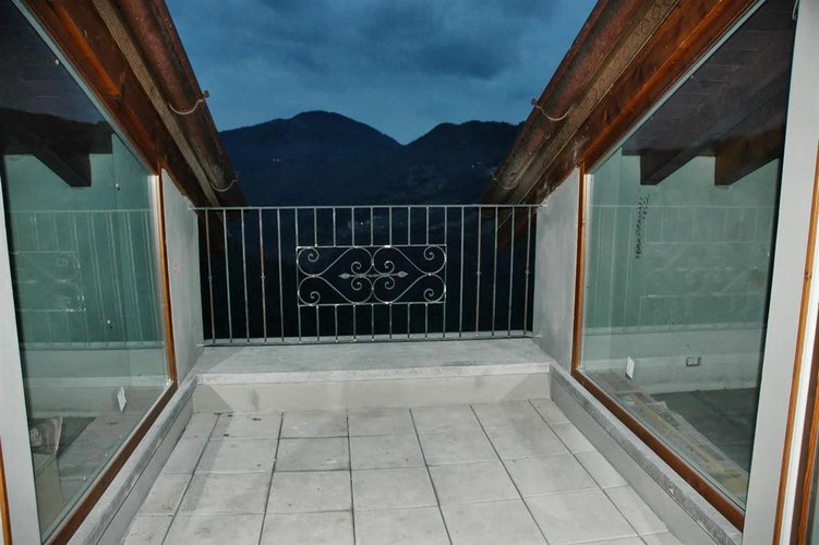 Costa Serina, vista a 360°, intero fabbricato ristrutturato con prato e bosco Costa Serina