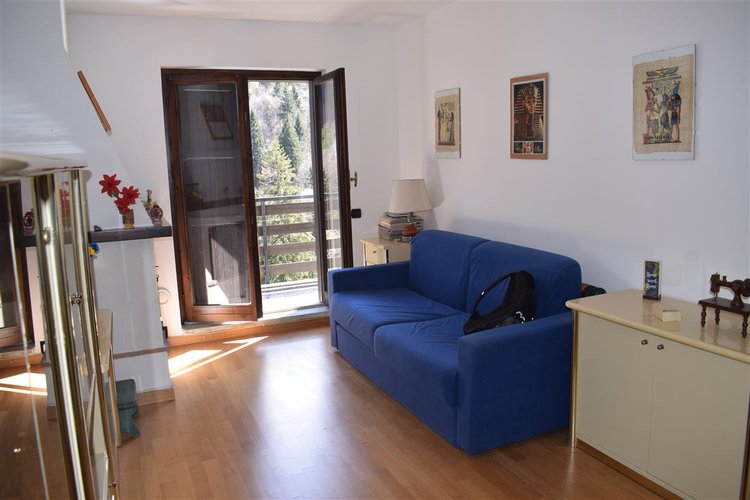 Oltre il Colle quota mt. 1200 vista Monte Arera affarone alloggio arredato, balconato con box Oltre il Colle