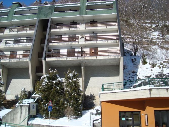 Oltre il Colle quota mt. 1200 vista Monte Arera affarone alloggio arredato, balconato con box Oltre il Colle