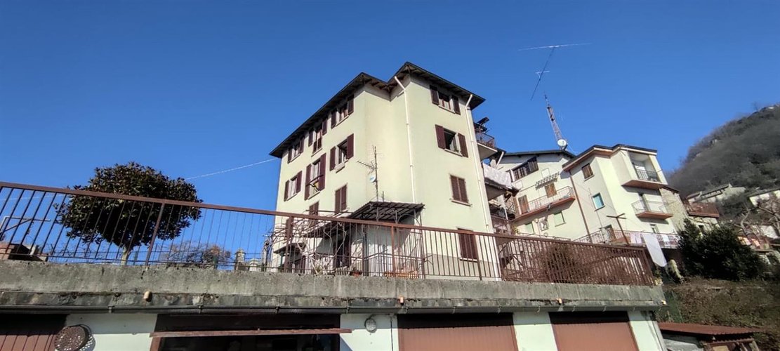 Corna Imagna trilocale con camino e cantina + box auto + terreno a frutteto Corna Imagna