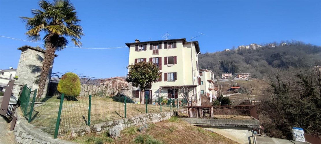 Corna Imagna trilocale con camino e cantina + box auto + terreno a frutteto Corna Imagna