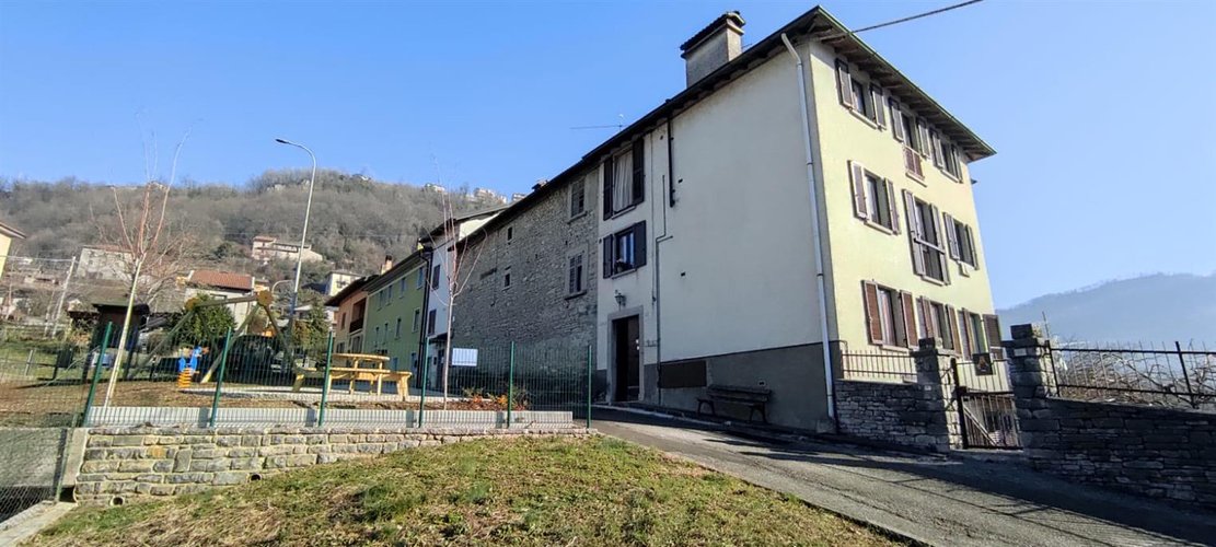 Corna Imagna trilocale con camino e cantina + box auto + terreno a frutteto Corna Imagna