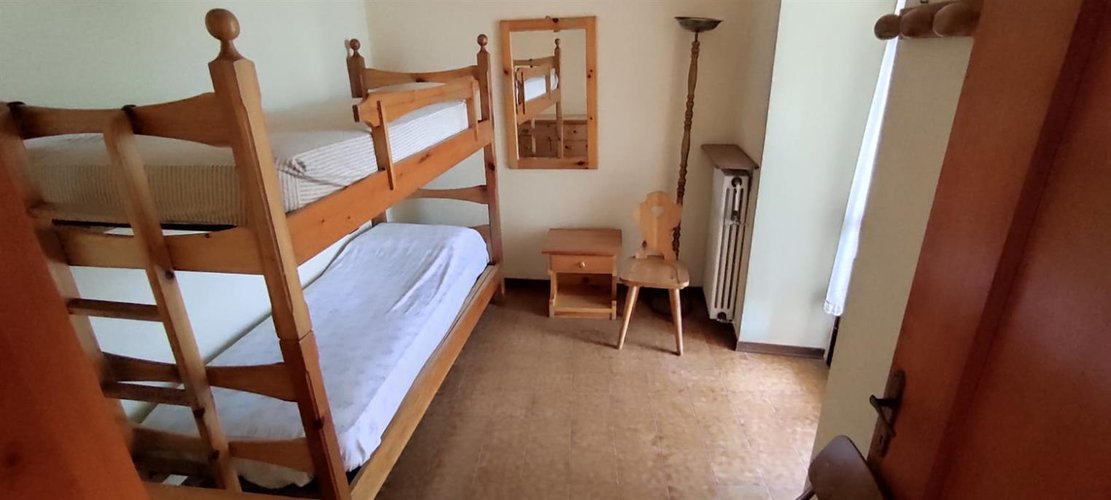 Corna Imagna trilocale con camino e cantina + box auto + terreno a frutteto Corna Imagna