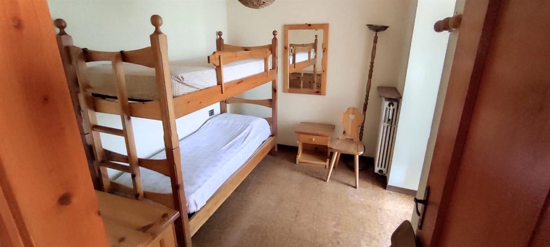 Corna Imagna trilocale con camino e cantina + box auto + terreno a frutteto Corna Imagna