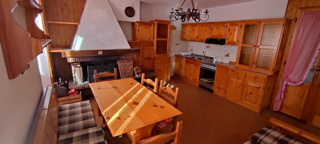 Corna Imagna trilocale con camino e cantina + box auto + terreno a frutteto Corna Imagna