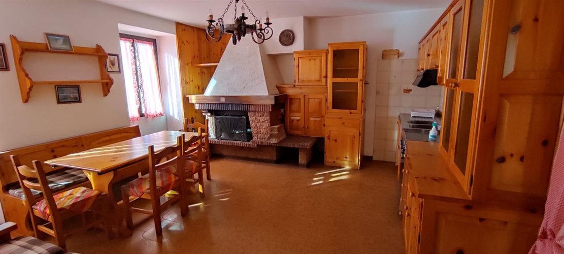 Corna Imagna trilocale con camino e cantina + box auto + terreno a frutteto Corna Imagna