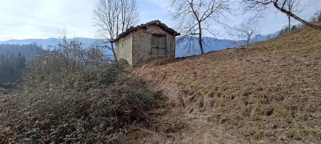 Corna Imagna vendesi rustico singolo + terreno Corna Imagna