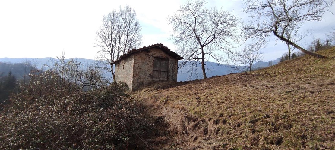 Corna Imagna vendesi rustico singolo + terreno Corna Imagna