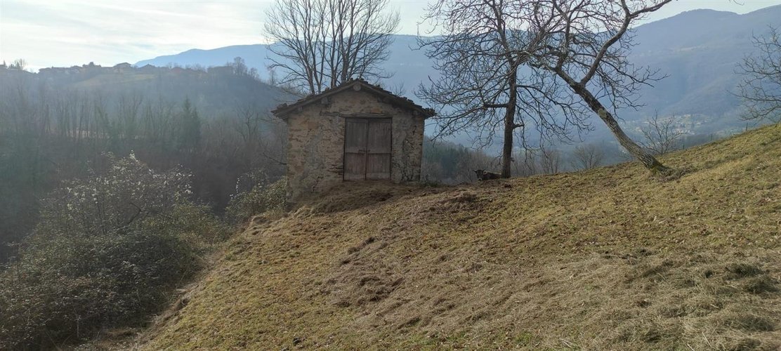 Corna Imagna vendesi rustico singolo + terreno Corna Imagna