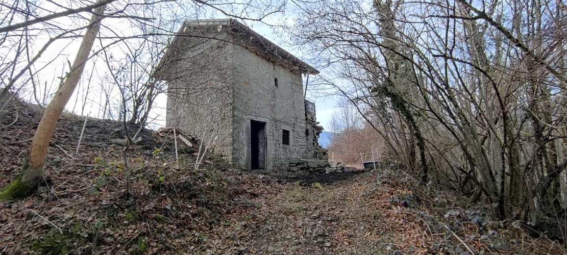 Corna Imagna vendesi rustico singolo + terreno Corna Imagna