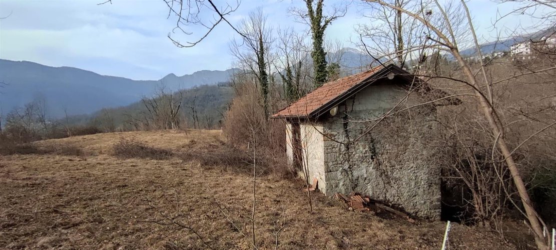 Corna Imagna vendesi rustico singolo + terreno Corna Imagna