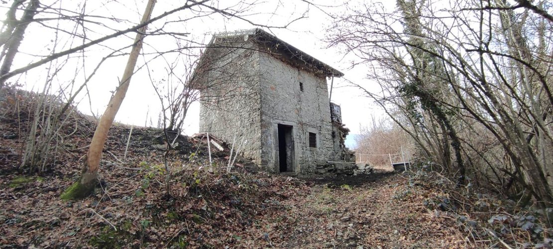 Corna Imagna vendesi rustico singolo + terreno Corna Imagna