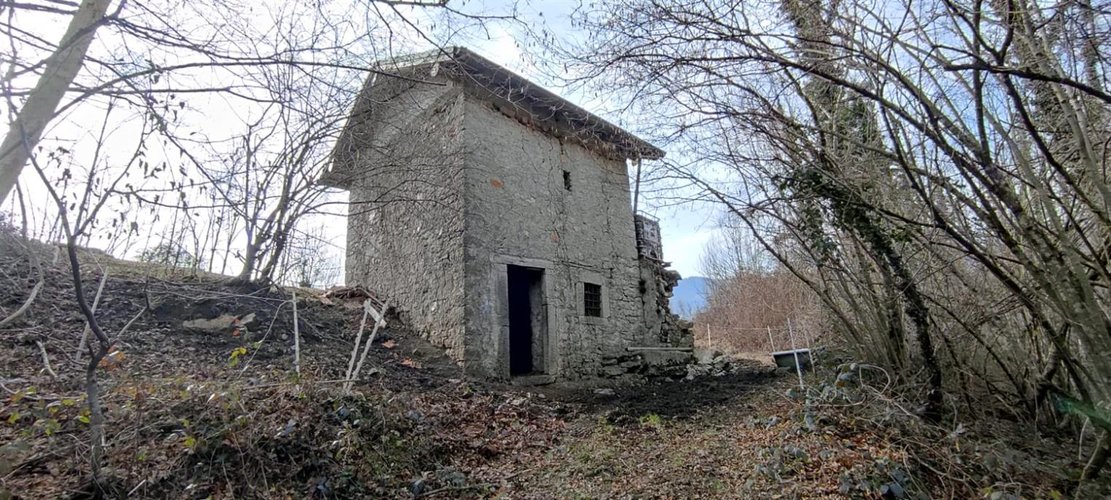 Corna Imagna vendesi rustico singolo + terreno Corna Imagna