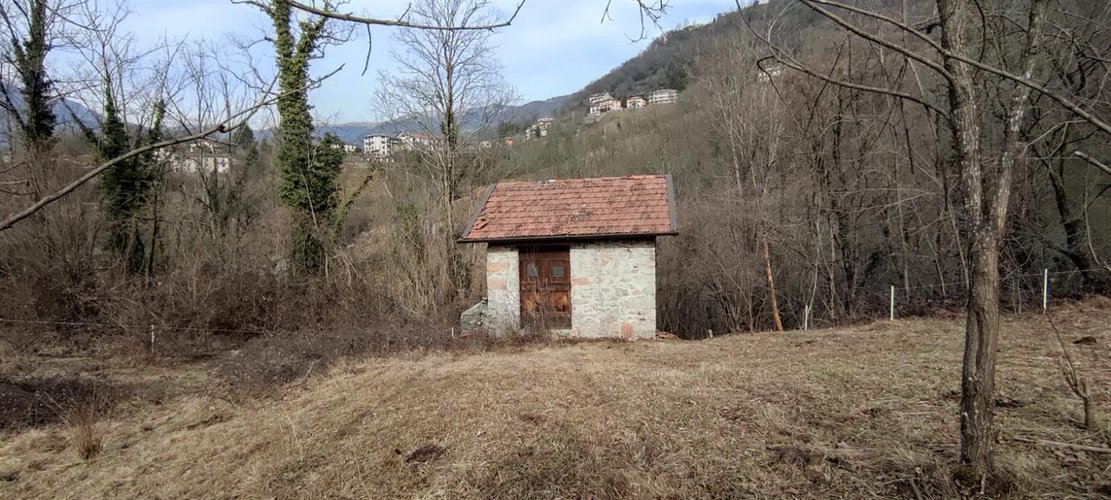 Corna Imagna vendesi rustico singolo + terreno Corna Imagna