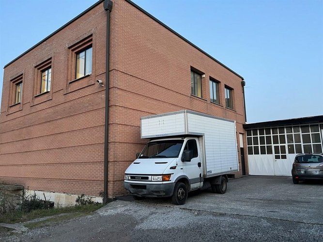 Complesso artigianale con laboratori, uffici e magazzini Carugo