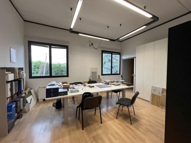Complesso artigianale con laboratori, uffici e magazzini Carugo
