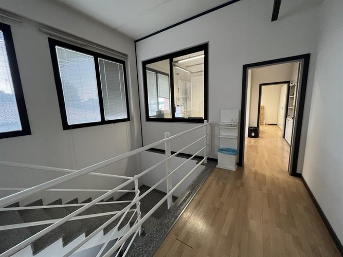 Complesso artigianale con laboratori, uffici e magazzini Carugo