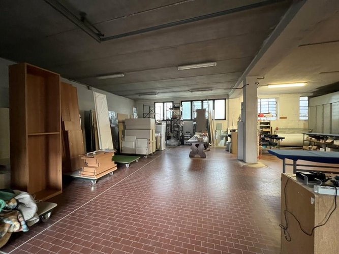 Complesso artigianale con laboratori, uffici e magazzini Carugo