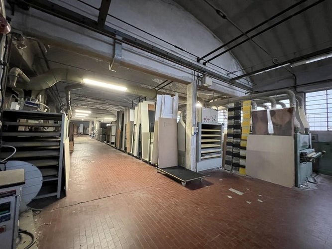 Complesso artigianale con laboratori, uffici e magazzini Carugo