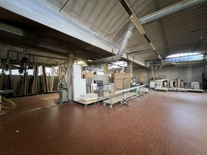 Complesso artigianale con laboratori, uffici e magazzini Carugo