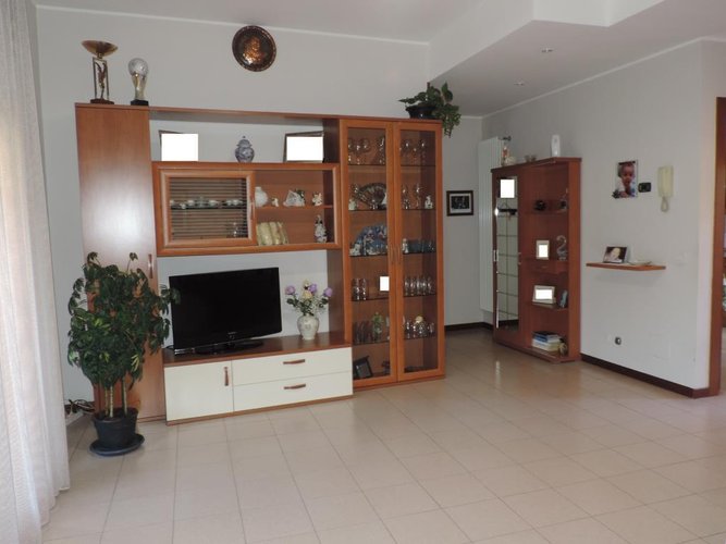 Caprino Bergamasco ampio trilocale con box Caprino Bergamasco