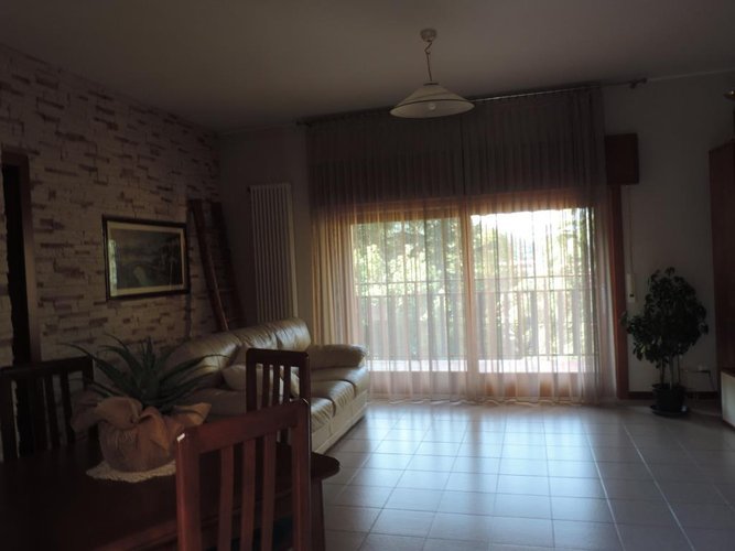 Caprino Bergamasco ampio trilocale con box Caprino Bergamasco