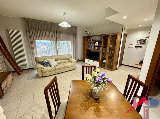 Caprino Bergamasco ampio trilocale con box Caprino Bergamasco