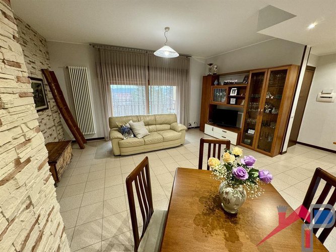 Caprino Bergamasco ampio trilocale con box Caprino Bergamasco