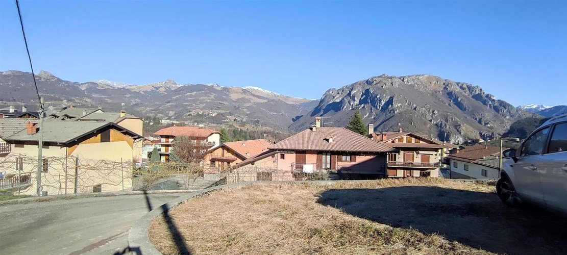 Taleggio vendesi porzione di casa con giardino Taleggio