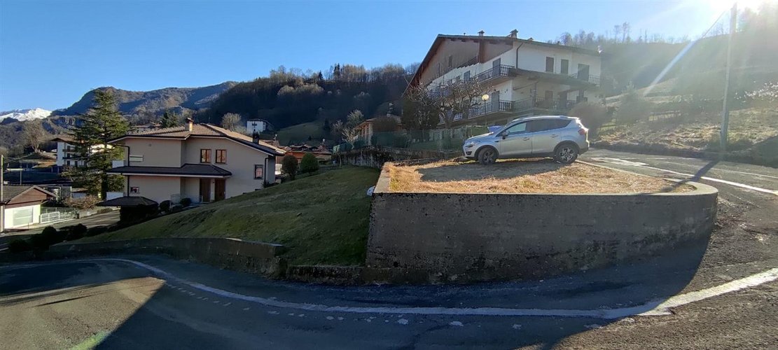 Taleggio vendesi porzione di casa con giardino Taleggio