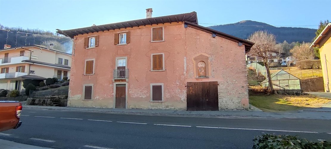Taleggio vendesi porzione di casa con giardino Taleggio