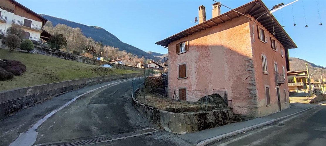 Taleggio vendesi porzione di casa con giardino Taleggio