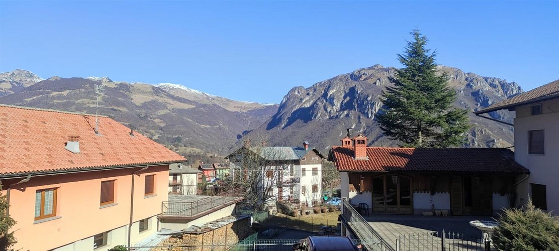 Taleggio vendesi porzione di casa con giardino Taleggio