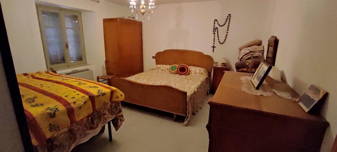 Taleggio vendesi porzione di casa con giardino Taleggio