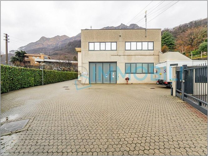 CAPANNONE CON AREA ESTERNA