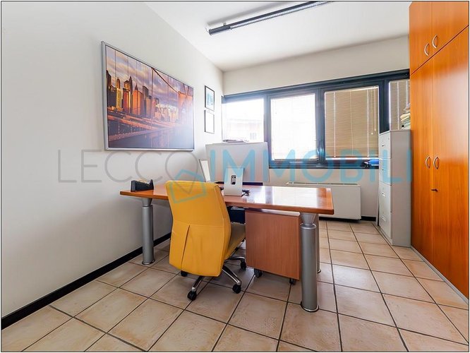 CAPANNONE CON AREA ESTERNA Pescate